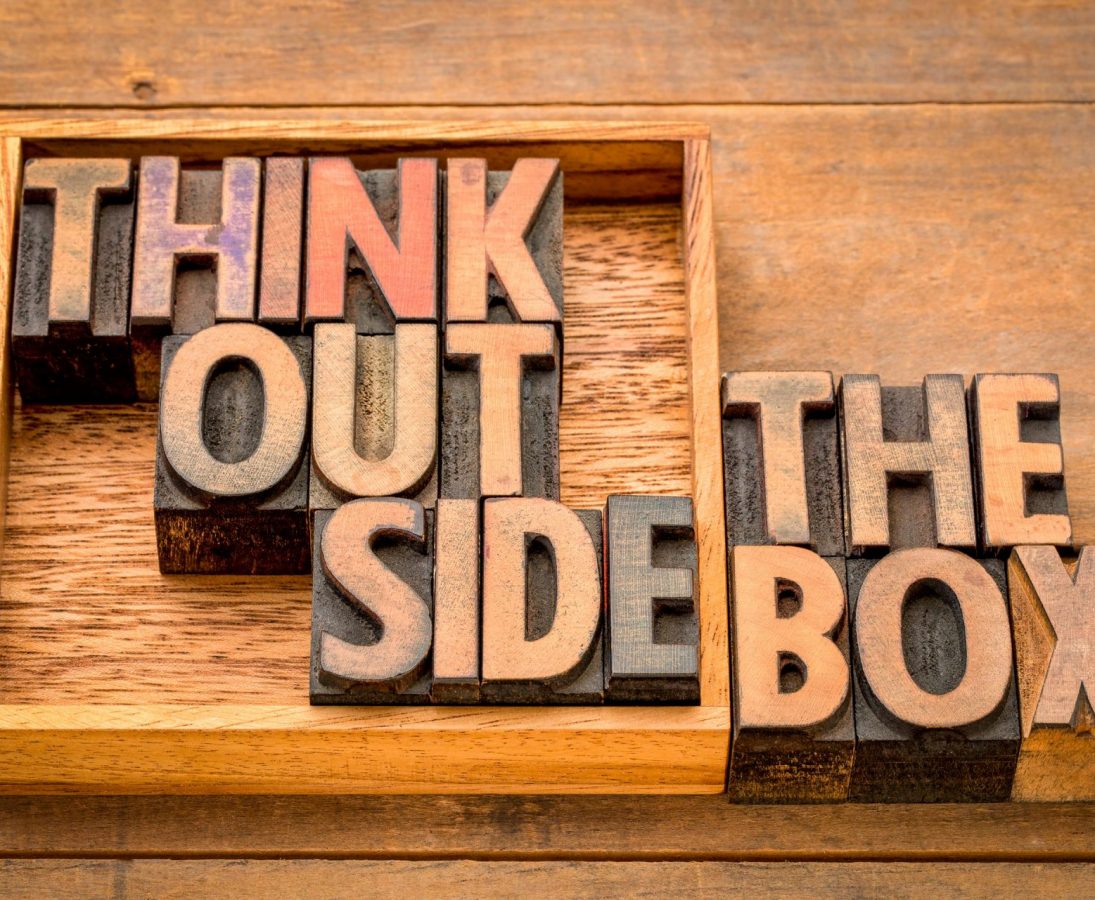 Think outside the box als Holzbuchstaben.