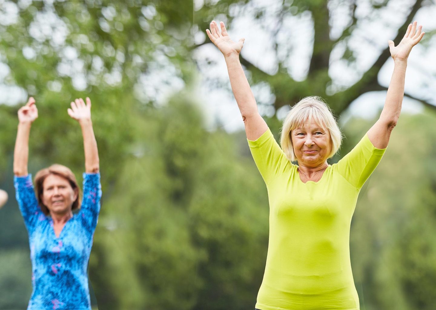 Mehrere ältere Frauen machen Gymnastik im Freien